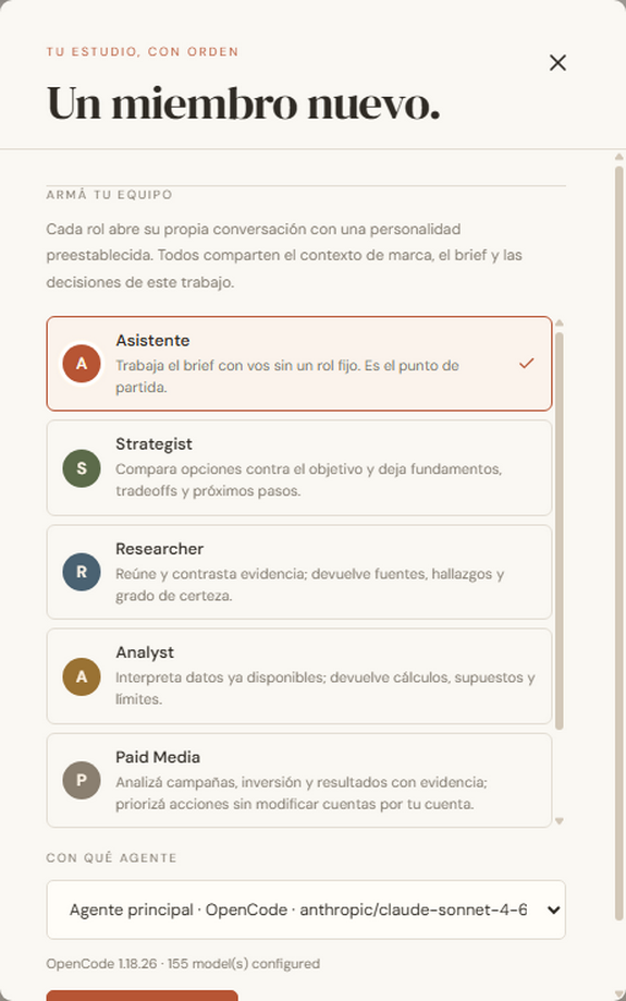 Diálogo de Latte para sumar un rol al equipo: Asistente, Strategist, Researcher, Analyst y Paid Media, y abajo el selector del agente que va a usar.